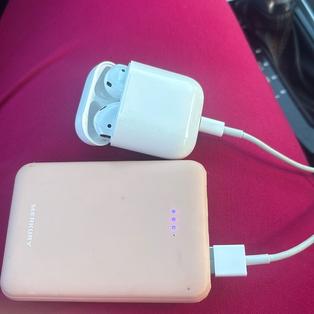 Bundle apple airpods purchased 2023 include apple wire and battery.